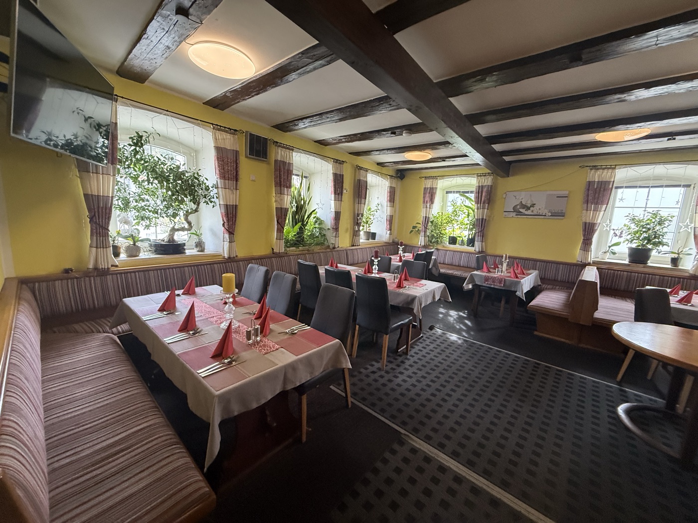 Großer Gastraum von Hoa's Asia Sushi Restaurant
