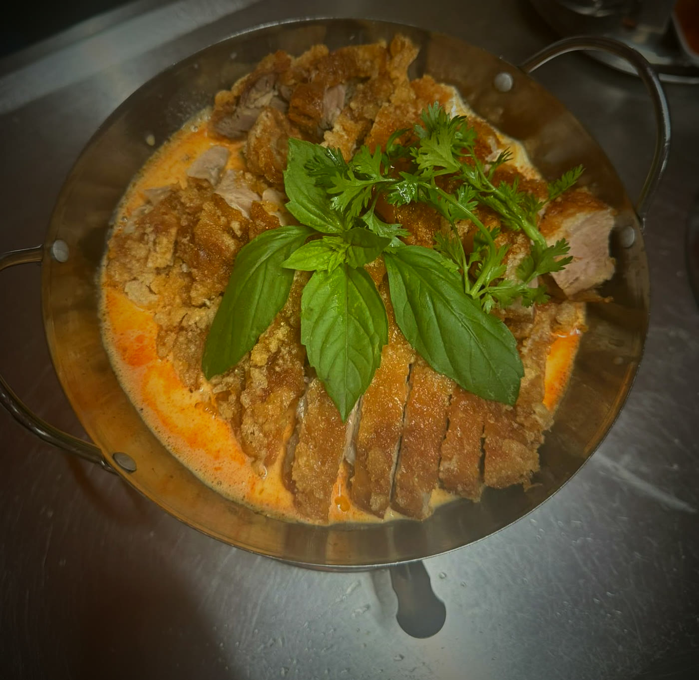 Knusprige Ente in rotem Thai-Curry mit Kokosmilch und Basilikum