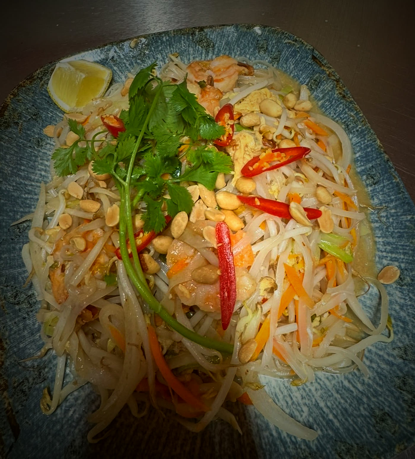 Pad Thai mit Garnelen, Erdnüssen und Koriander